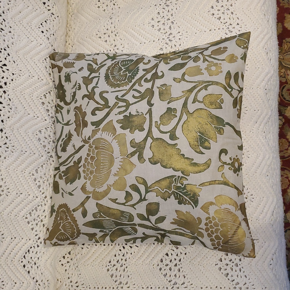 Pottery Barn Linen/Cotton  Botanical Gold and Green Accent Sham.